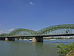 Hohenzollernbrücke mit Zug Foto 
