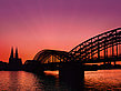 Kölner Dom hinter der Hohenzollernbrücke Foto 