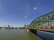 Zug fährt über die Hohenzollernbrücke Fotos