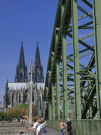 Hohenzollernbrücke beim Kölner Dom Fotos