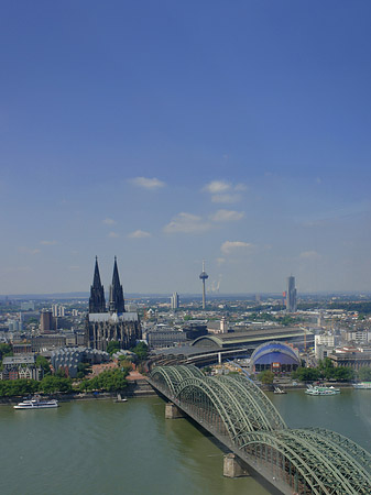 Foto Hohenzollernbrücke und Kölner Dom aus der Ferne