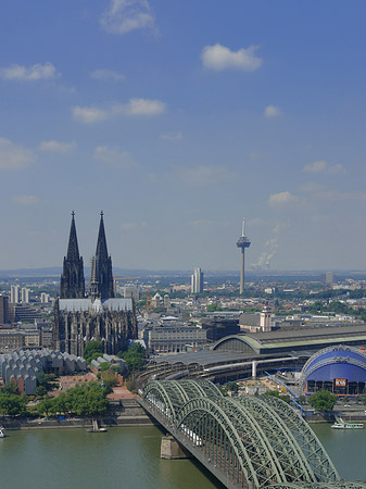 Hohenzollernbrücke und Kölner Dom aus der Ferne Fotos