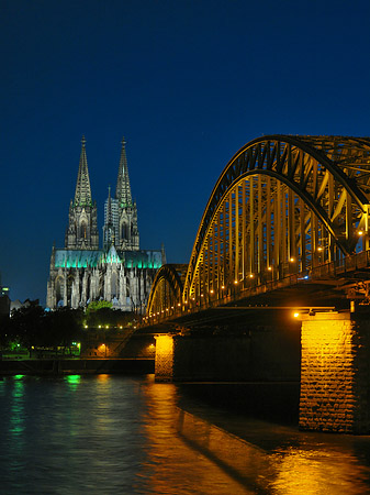 Foto Kölner Dom hinter der Hohenzollernbrücke - Köln