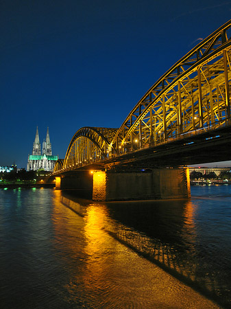 Fotos Kölner Dom hinter der Hohenzollernbrücke