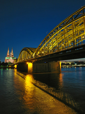 Foto Kölner Dom hinter der Hohenzollernbrücke