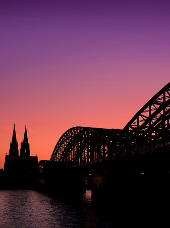 Foto Kölner Dom hinter der Hohenzollernbrücke