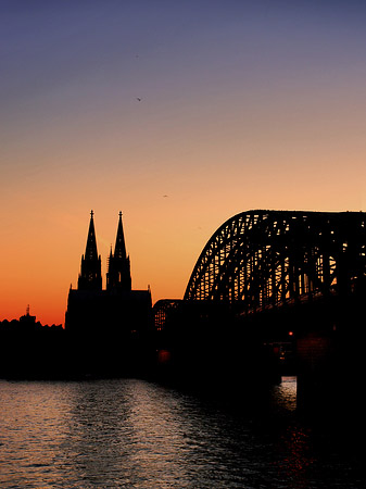 Kölner Dom hinter der Hohenzollernbrücke Foto 