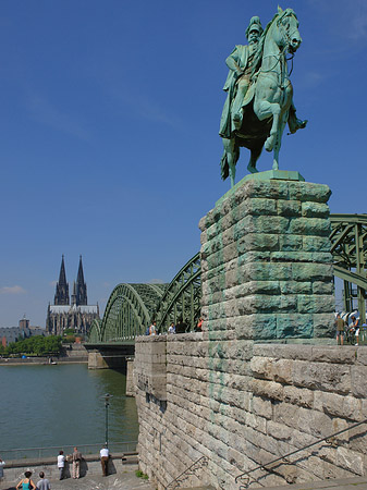 Foto Reiterstatue vor dem Kölner Dom - Köln