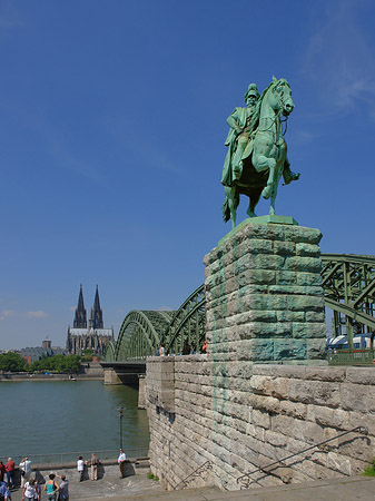 Reiterstatue vor dem Kölner Dom Fotos