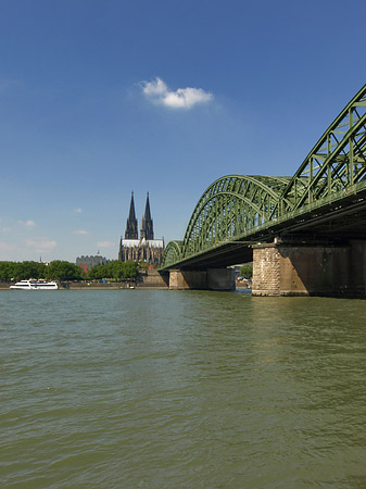 Schiff unter der Hohenzollernbrücke Fotos