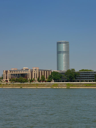 Triangelturm auf dem Kennedyufer Fotos