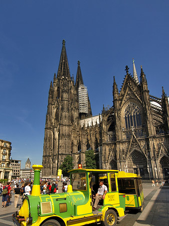 Foto Bimmelbahn fährt zum Kölner Dom - Köln