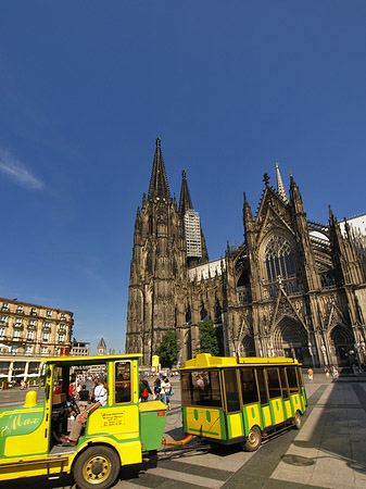 Bimmelbahn fährt zum Kölner Dom