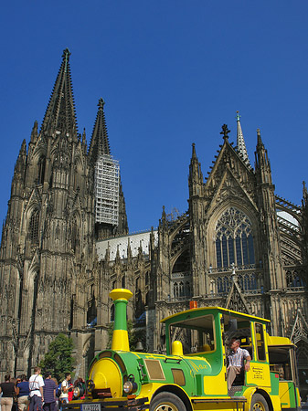 Bimmelbahn fährt zum Kölner Dom Foto 