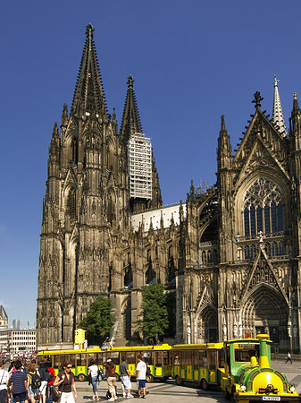 Bimmelbahn fährt zum Kölner Dom