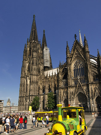 Foto Bimmelbahn fährt zum Kölner Dom - Köln