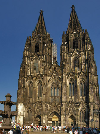 Touristen tummeln sich vor Kölner Dom Foto 