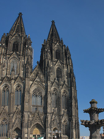 Touristen tummeln sich vor Kölner Dom Foto 