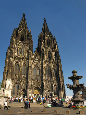 Fotos Touristen tummeln sich vor Kölner Dom