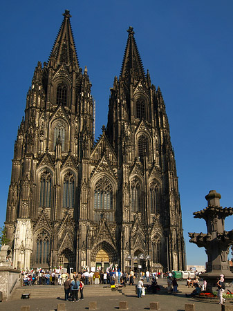 Touristen tummeln sich vor Kölner Dom