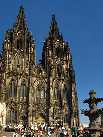 Foto Touristen tummeln sich vor Kölner Dom - Köln