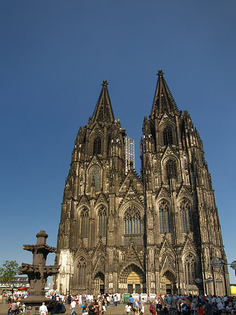 Foto Touristen tummeln sich vor Kölner Dom