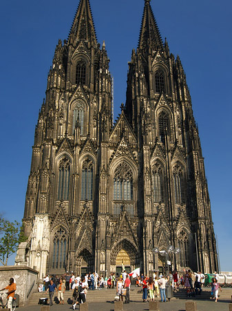 Foto Touristen tummeln sich vor Kölner Dom - Köln