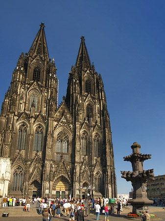 Touristen tummeln sich vor Kölner Dom Fotos