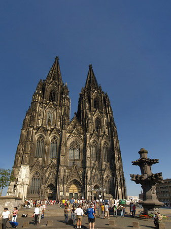 Foto Touristen tummeln sich vor Kölner Dom