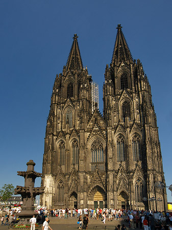 Touristen tummeln sich vor Kölner Dom