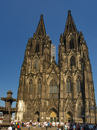 Touristen tummeln sich vor Kölner Dom