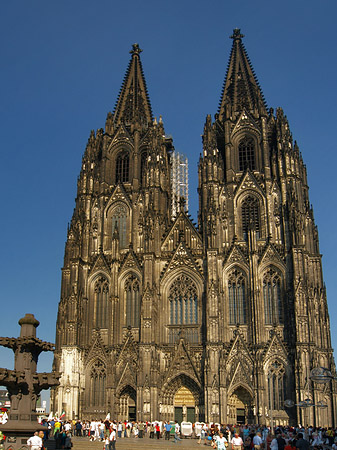 Foto Touristen tummeln sich vor Kölner Dom - Köln