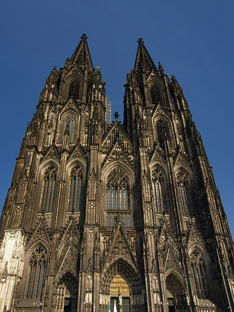 Touristen tummeln sich vor Kölner Dom Fotos