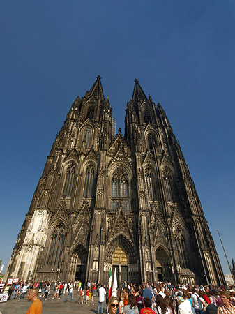 Foto Touristen tummeln sich vor Kölner Dom