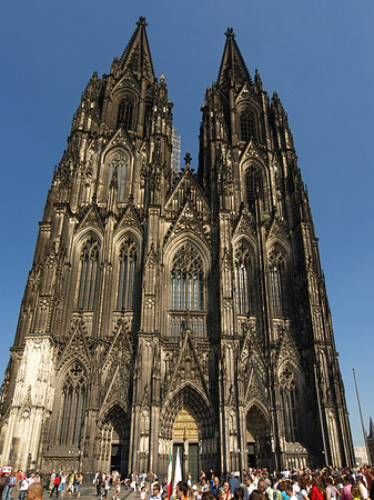 Touristen tummeln sich vor Kölner Dom Foto 