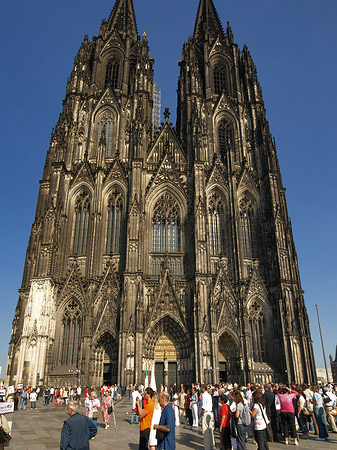 Touristen tummeln sich vor Kölner Dom