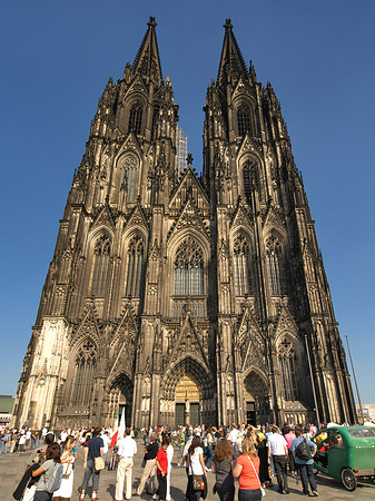 Foto Touristen tummeln sich vor Kölner Dom