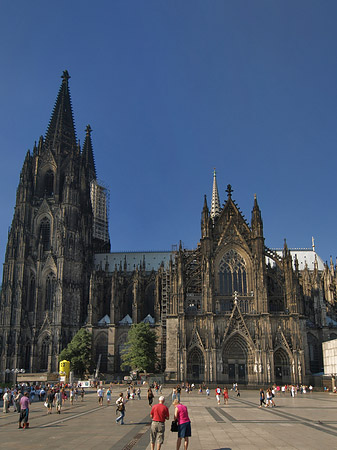 Touristen tummeln sich vor Kölner Dom