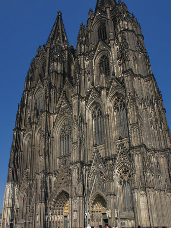 Touristen tummeln sich vor Kölner Dom Fotos