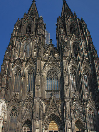 Touristen tummeln sich vor Kölner Dom