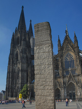 Foto Säule steht vor Kölner Dom