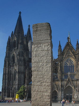 Säule steht vor Kölner Dom Fotos