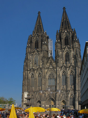 Fotos gelbe Sonnenschirme vor Kölner Dom | Köln