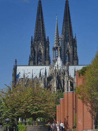 Touristen auf dem Weg zum Kölner Dom Fotos