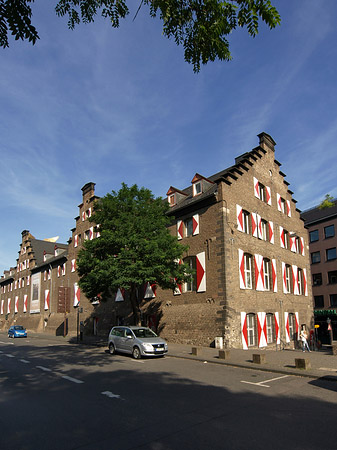 Foto Kölnisches Stadtmuseum mit Straße - Köln