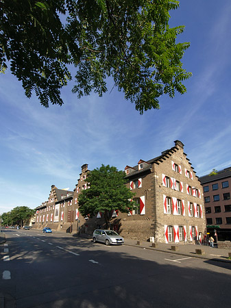 Kölnisches Stadtmuseum mit Straße Fotos