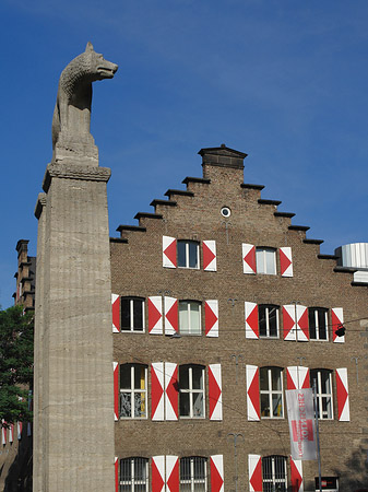 Wolfsstatue und Stadtmuseum Foto 