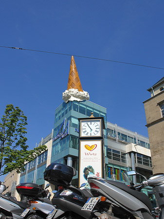 Neumarkt Galerie mit Mopeds Fotos