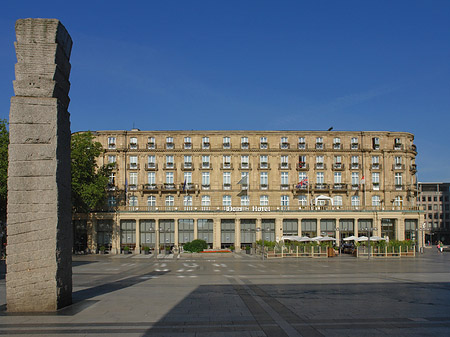 Domhotel mit Säule Foto 