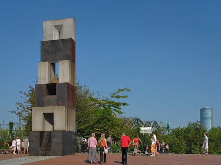 Statue auf dem Heinrich-Böll-Platz Fotos